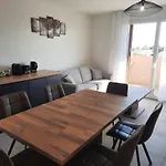 Neuf Et Climatise, 6 Personnes, Avec Piscine Appartement *