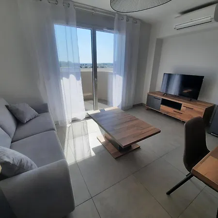 Neuf Et Climatise, 6 Personnes, Avec Piscine