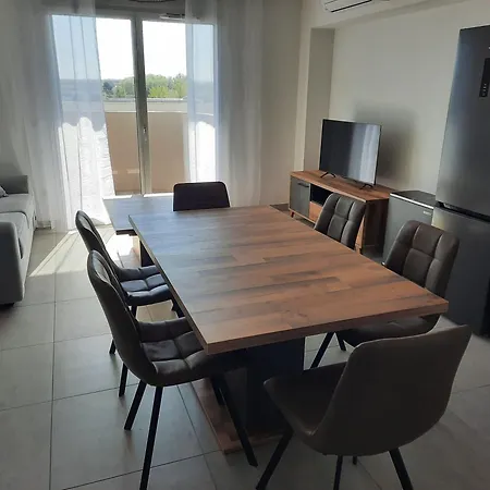 Neuf Et Climatise, 6 Personnes, Avec Piscine *