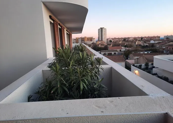 Neuf Et Climatise, 6 Personnes, Avec Piscine Sérignan