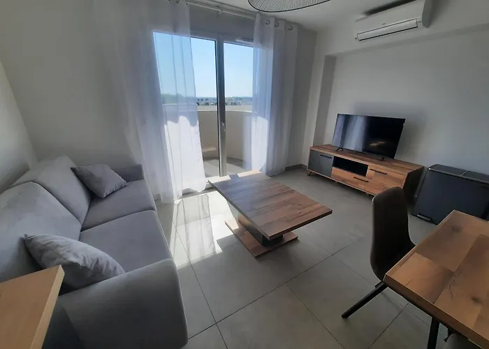 Neuf Et Climatise, 6 Personnes, Avec Piscine