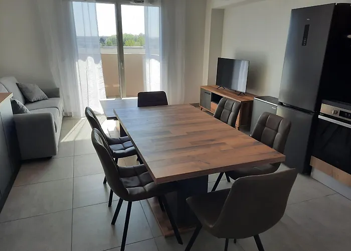 Neuf Et Climatise, 6 Personnes, Avec Piscine *