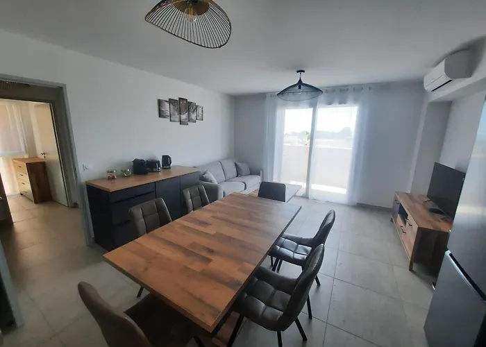 Apartment Neuf Et Climatise, 6 Personnes, Avec Piscine Sérignan